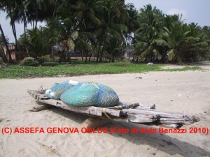 Piroga con reti sulla spiaggia di Annappanpettai